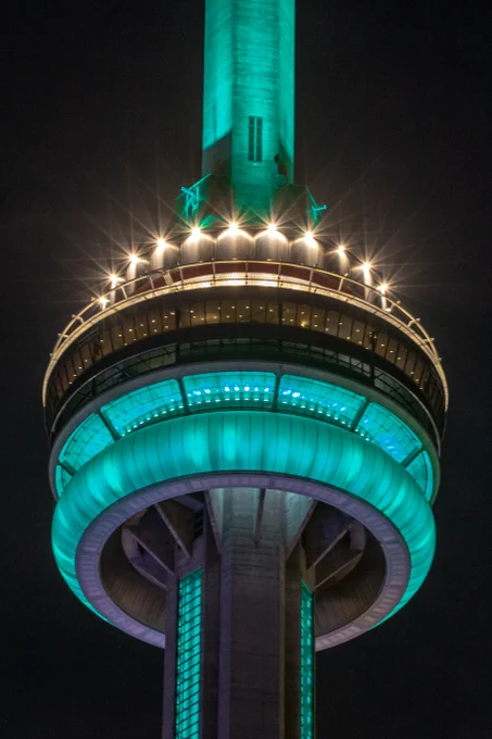 Closeup of the CN Tower at night lit teal / Gros plan de la Tour CN illuminée en sarcelle la nuit 