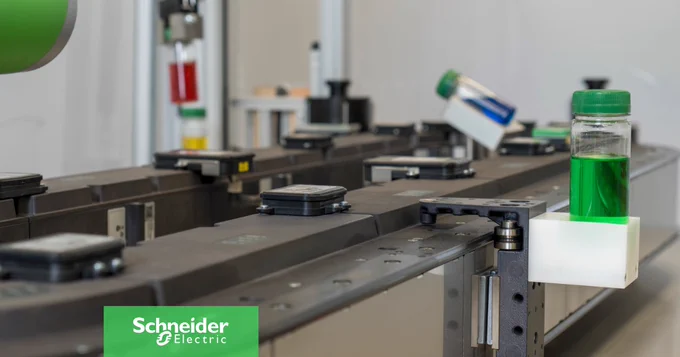 Automatisierte Produktionslinie mit Flaschen, die mit verschiedenfarbigen Fl\u00FCssigkeiten gef\u00FCllt sind. 