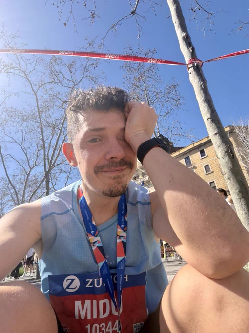 Midudev llorando como una Magdalena, no, porque no le compila el código, sin por todo lo que ha tenido que entrenar para terminar la maratón. Se está limpiando las lágrimas de la cara.
