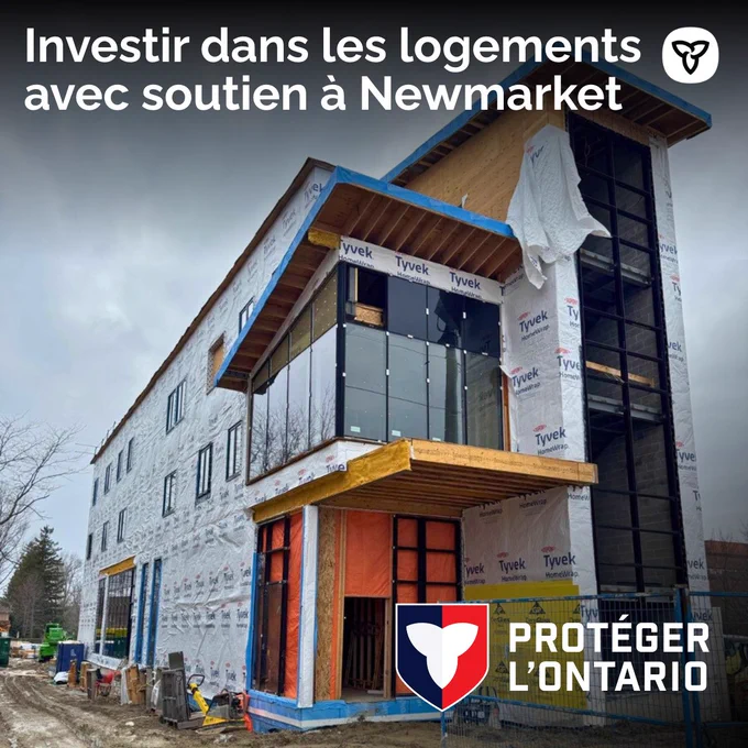 Site de construction d’un projet résidentiel. Texte : Investir dans les logements avec soutien à Newmarket