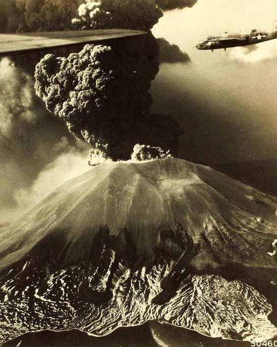 Foto con un B-25 americano in volo durante l'eruzione del Vesuvio del '44 