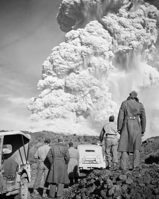 foto con soldati americani mentre osservano l'eruzione del Vesuvio del '44 