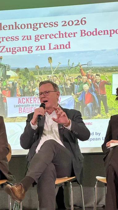 Bodo Ramelow auf dem Podium des Bodenkongresses 2026 der AbL Mitteldeutschland in Apolda. https://www.abl-mitteldeutschland.de/bodenkongress-2026