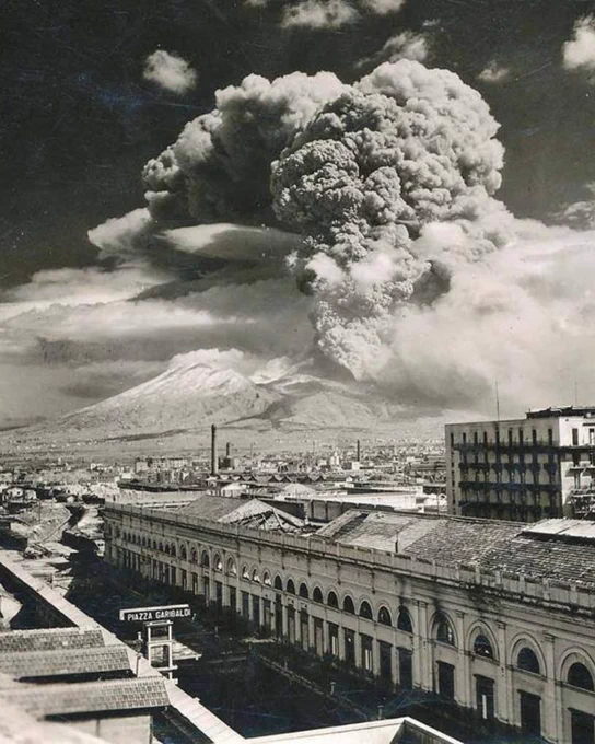 Foto con l'eruzione del '44 vista dalla Stazione Centrale di Napoli