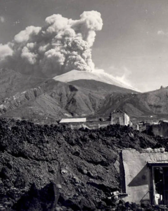 Foto con in primo piano il borgo di San Sebastiano al Vesuvio durante l'eruzione del Vesuvio del 1944 