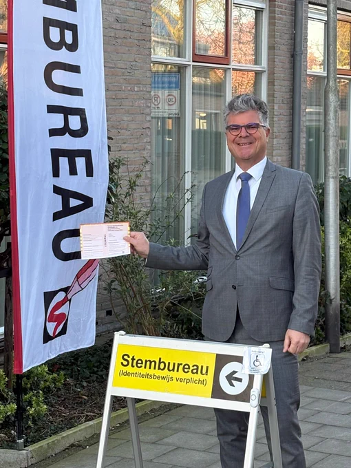 Commissaris van de Koning Hans Oosters bracht vanmorgen zijn stem uit voor de gemeenteraadsverkiezingen in een stembureau. 
