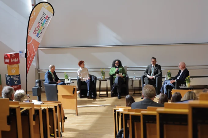 Diskussionsrunde mit fünf Personen. Zwei Frauen und drei Männer. Foto: DOSB