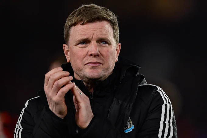 Eddie Howe claps the fans