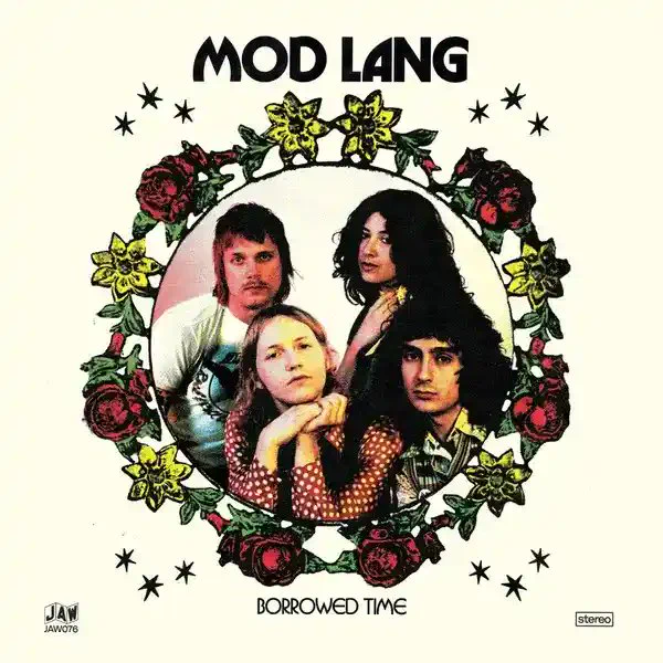   
Portada del álbum Borrowed Time de Mod Lang. En el centro aparece un retrato circular de los cuatro miembros del grupo, rodeado por un marco floral con rosas rojas y flores amarillas. El fondo es crema con pequeños símbolos en forma de estrella. Arriba se lee “MOD LANG” y abajo “BORROWED TIME”.