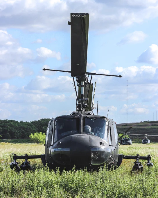 🇦🇷 | Helicóptero Bell UH-1H Huey perteneciente al Escuadrón de Aviación de Exploración y Ataque 602 del Ejército Argentino. 💪🇦🇷

Está equipado con coheteras Yaguareté, de construcción local, diseñadas para disparar seis cohetes Pampero de 105 mm cada una y pods de ametralladoras SF-260 de 7.62 mm, estos últimos originalmente llegaron junto a los Agusta A-109 Hirundo aunque posteriormente fueron adaptados para su uso en los Huey.

📸 @Vock_log 

@JMilei 
@TGCarlosPresti 
@MinDefensa_Ar 
@Ejercito_Arg 
@BellFlight 
 
Javier Milei

