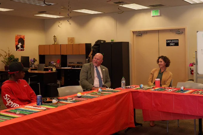 Picture with MSJC Students with the President and the Vice president of the student services, eating pizza and talking with each other.  