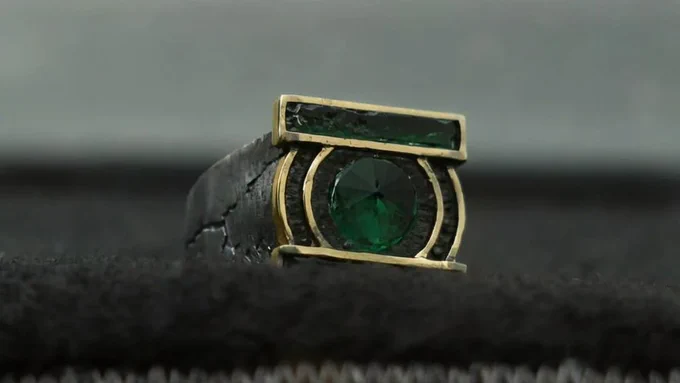 Capabilities:
Energy Construct Creation: The ring allows its user to generate glowing green energy that can be shaped into different forms, which are based on the user's imagination and limited by the extent of their willpower.
Flight: The ring enables its user to defy the forces of gravity, allowing them to fly and hover through the air and through outer space.