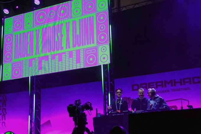 A shot of the stage, on the top left you can see the graphic that reads ‘Haden X Moose X Djinn’ and the boys are in the bottom right behind the decks.