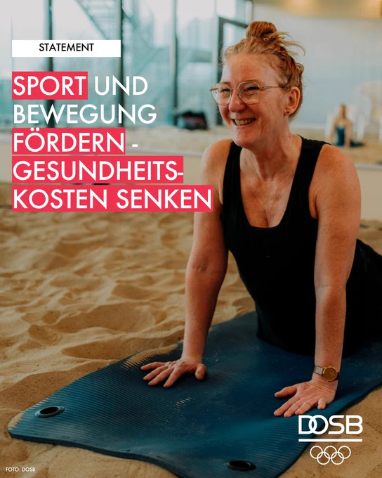 Sportlerin auf einer Yogamatte im Sand. Foto: DOSB