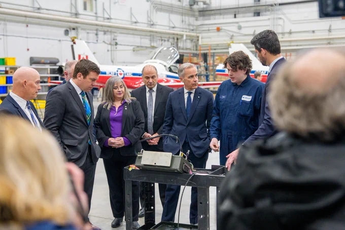Le premier ministre Carney visite une installation aérospatiale à Enfield, en Nouvelle-Écosse.