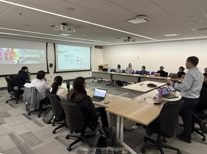 Dr. Noam Eckshtain-Levi giving a workshop talk to TPSC graduate students. 