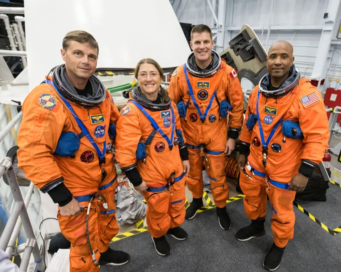 L’équipage d’Artemis II se tient devant une maquette d’Orion lors d’une simulation de fuite dans la cabine. De gauche à droite : les astronautes de la NASA Reid Wiseman et Christina Koch, l’astronaute de l’ASC Jeremy Hansen et l’astronaute de la NASA Victor Glover. 