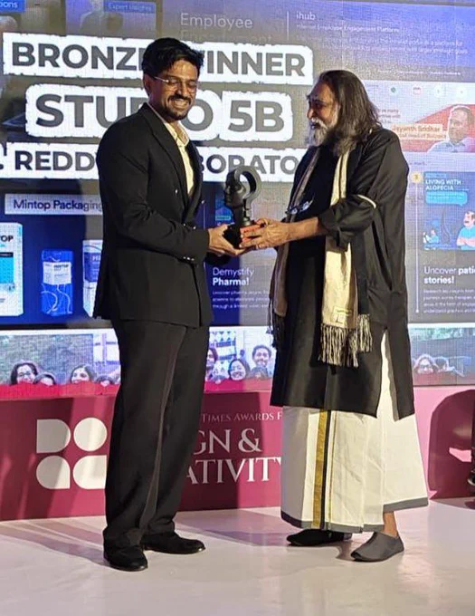 Boris Gomes receiving the physical award from Prahlad Kakkar
