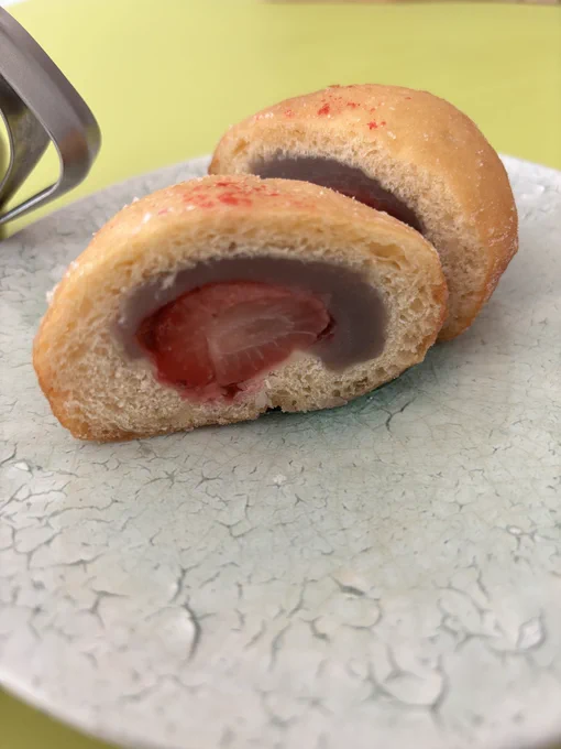 いちごの入ったあんドーナツの断面です