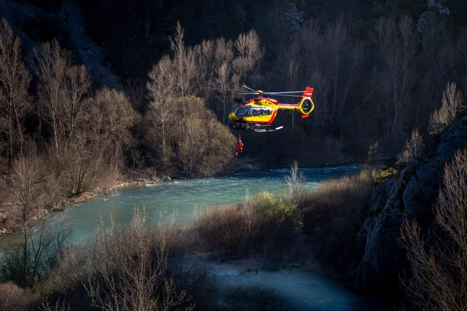 Photographie d'un hélicoptère de la Sécurité civile survolant les gorges du Verdon