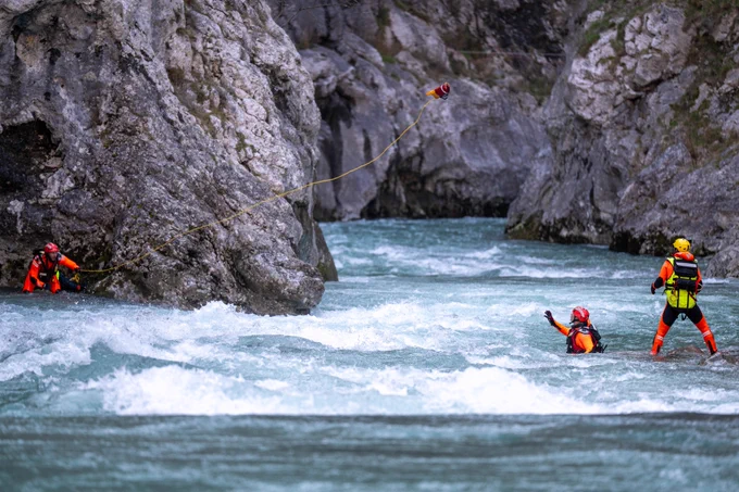 Photographie d'un exercice de sauvetage en eaux vives dans les gorges du Verdon.