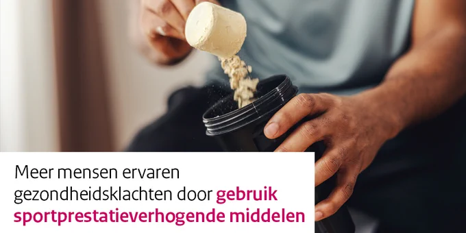 Close-up van een persoon die een schepje eiwit- of sportpoeder in een zwarte shaker giet, met tekst over gezondheidsklachten door het gebruik van sportprestatieverhogende middelen.