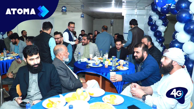 د اټوما مخابراتي شرکت په خورا ویاړ سره اعلان کوي، چې د سیمکارتونو د بیا ثبت پروسه یې په بریالیتوب سره بشپړه کړې ده، چې د پيرودونکو د معلوماتو د دقت، خوندیتوب او د مقرراتو د رعایت په برخه کې مهمه لاسته راوړنه بلل کېږي.
دا نوښت د افغانستان د مخابراتي خدمتونو د تنظیم ادارې (اترا) او د مخابراتو او معلوماتي ټکنالوژۍ وزارت سره د نږدې همغږۍ او همکارۍ له لارې ترسره شو، چې د خوندي او باور وړ مخابراتي خدمتونو د وړاندې کولو لپاره د اټوما مخابراتي شرکت دوامداره ژمنتیا څرګندوي.
د سیمکارتونو د بیا ثبت پروسې د پایته رسېدو غونډه د اټوما مخابراتي شرکت په مرکزي دفتر کې ترسره شوه چې د دې شرکت لوړ پوړو مسوولینو، شریکانو او ذینفعانو پکې ګډون کړی و.
په دې غونډه کې د شرکت رهبرۍ او اترا ادارې مالي او اداري مرستیال ښاغلي مفتي نجم الدین ملاخیل وینا وکړه او په بریالیتوب سره د دې پروسې په بشپړېدو کې یې د ټیمي کار او همکارۍ په اهمیت باندې ټینګار وکړ.
همداراز، د دې غونډې په پای کې د پچې اچونې له لارې د یو میلیون ((1000,000 افغانیو سترې ډالۍ ګټونکی هم اعلان شو.
په دې غونډه کې د اټوما مخابراتي شرکت اجرائیوي رییس د ټی