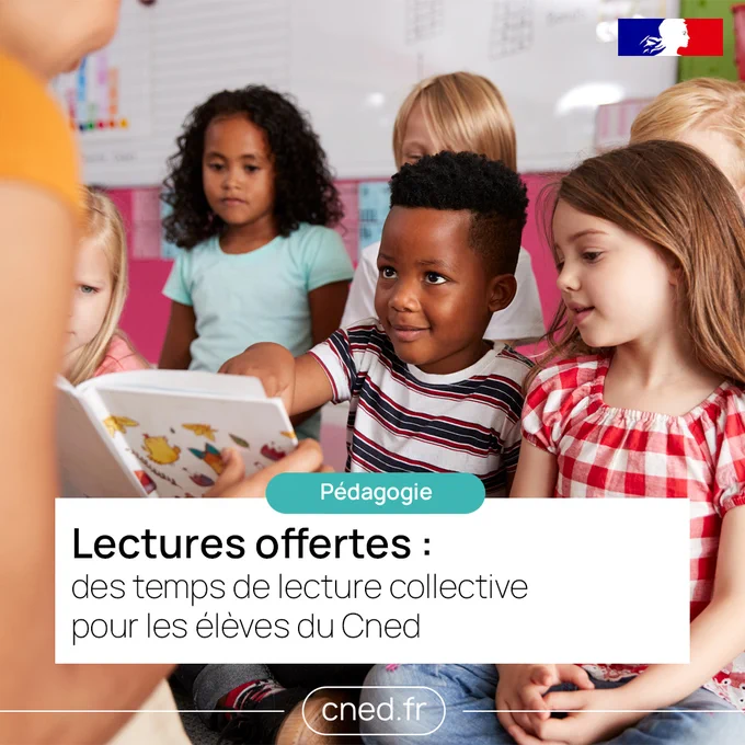 Photo d'élèves écoutant la lecture d'un ouvrage en classe. Par-dessus, on lit le texte "Pédagogie - Lectures offertes : des temps de lecture collective pour les élèves du Cned".