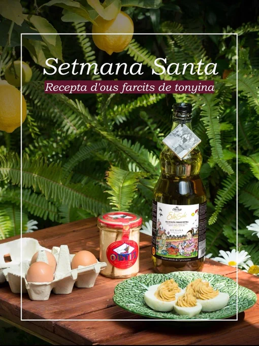 Huevos rellenos de atún en plato verde con huevos, lata de conserva y botella de aceite sobre mesa de madera