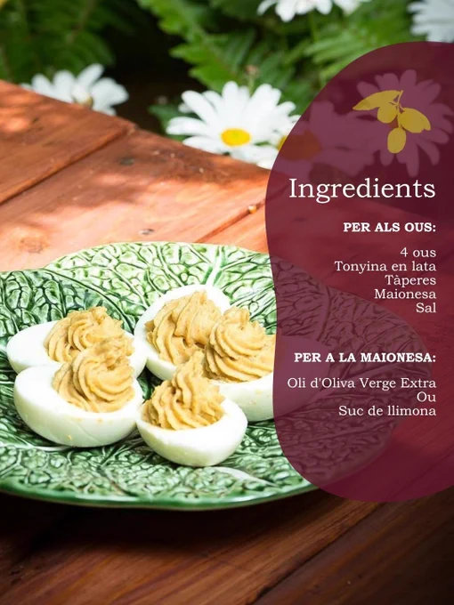 Huevos rellenos en plato verde sobre mesa de madera, con recuadro morado que lista los ingredientes de la receta