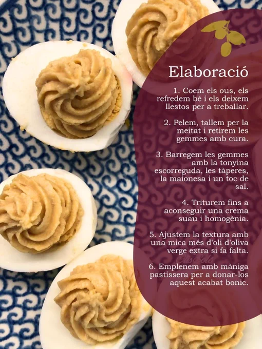 Huevos rellenos con crema de yema sobre plato estampado; a la derecha, instrucciones de elaboración en catalán.