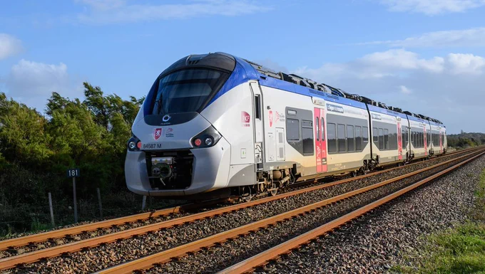 Train régional Nouvelle-Aquitaine en service.