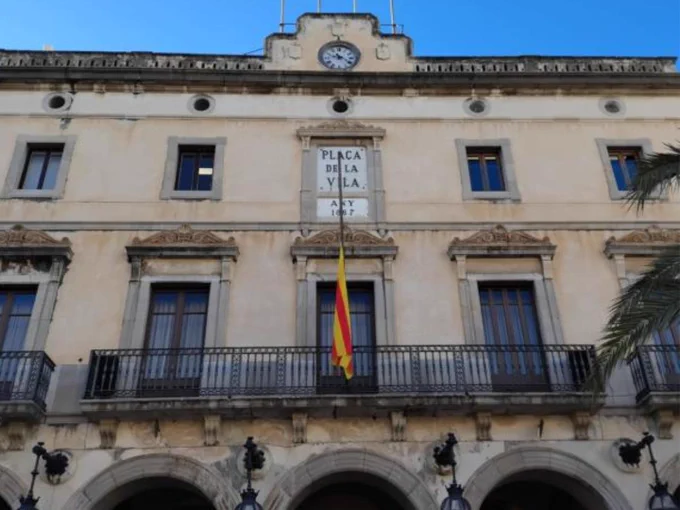 La bandera oneja a mig pal pels tres dies de dol oficial decretats per l'Ajuntament de VNG