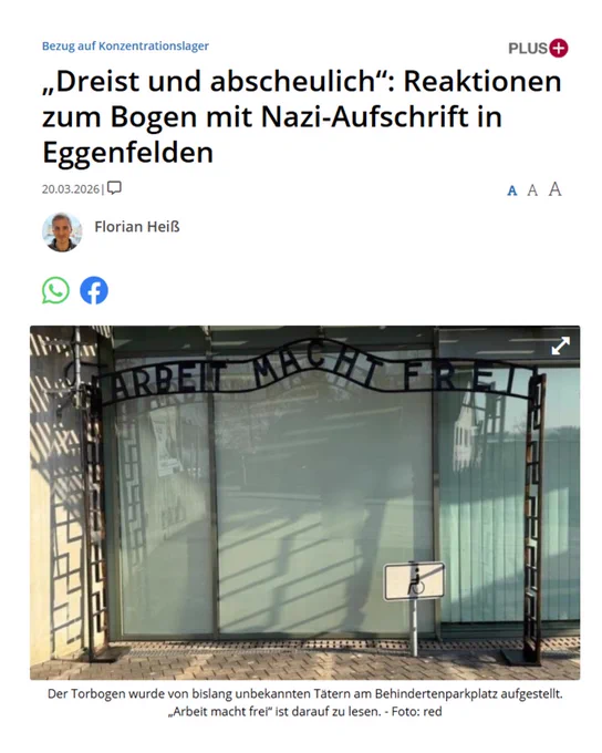 Ein Screenshot eines Online-Nachrichtenartikels von pnp.de (Passauer Neue Presse). Der Artikel trägt die Schlagzeile „Dreist und abscheulich“: Reaktionen zum Bogen mit Nazi-Aufschrift in Eggenfelden. Ein Untertitel verweist auf den Bezug auf Konzentrationslager. Das Hauptbild zeigt einen eiserenen Torbogen, der dem Eingangstor des Konzentrationslagers Auschwitz nachempfunden ist, mit dem Schriftzug „ARBEIT MACHT FREI“. Der Bogen ist direkt vor einer modernen Glasfassade aufgestellt, unmittelbar neben einem Behindertenparkplatz, der durch das Standard-Schild mit dem Rollstuhl-Symbol gekennzeichnet ist. Die Bildunterschrift erklärt, dass der Bogen von unbekannten Tätern am Behindertenparkplatz aufgestellt wurde. Diese Platzierung wird als gezielte Drohung und Verhöhnung von Personen mit Behinderungen und Opfern der nationalsozialistischen Verbrechen gewertet, die Faschismus und Ableismus miteinander verknüpft.