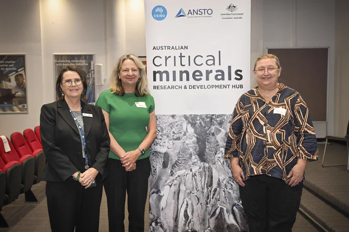📷 Australian Critical Minerals R&D Hub Manager Lucy O'Connor, our CEO Melissa Harris PSM and Branch Head Marina Costelloe