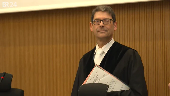 Richter Dr. Philipp Stoll stellte Antifaschismus auf eine Stufe mit der mörderischen Ideologie des Faschismus. (Foto: Screenshot von ardmediathek.de, 19.02.2025 ∙ BR24/BR)