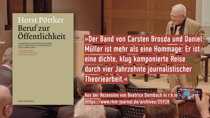 Das Bild zeigt einen älteren Mann, der vor einem Buchcover mit dem Titel "Beruf zur Öffentlichkeit" von Horst Pöttker steht und einen Vortrag hält.