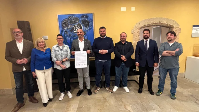 Peu de foto: D’esquerra a dreta: Carles Fuxet (portaveu d’Alternativa Torredembarra), Núria Gómez (portaveu del PP), Angie Muñoz (portaveu del PSC), Vale Pino (alcalde de Torredembarra), Raúl García (portaveu d’ERC), Xavier Suárez (portaveu de Junts), Javier Ramírez (portaveu de VOX) i Robert Tatay (portaveu de la CUP). Foto: Aj. Torredembarra