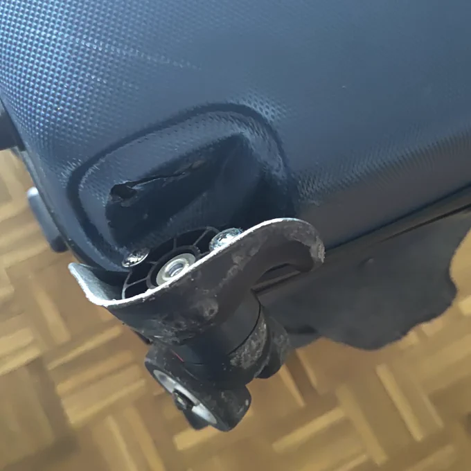 Maleta devuelta inservible 21 días después de ser facturada en el mostrador de Business de Iberia en el aeropuerto de Barajas. Devuelta abierta y con enseres personales robados (denunciado en la comisaría de policía) . Iberia sigue sin responder.