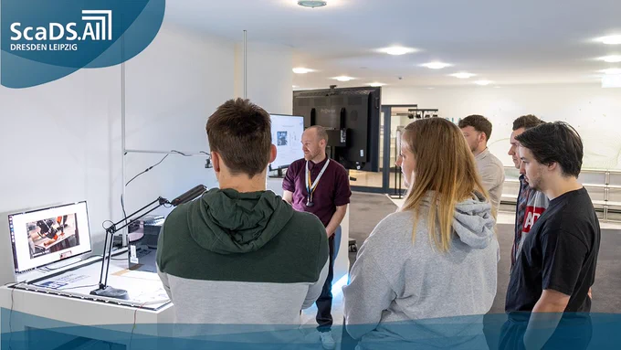 Oliver Welz is showing and explaining a demonstrator to a group of student teachers at the Living Lab.