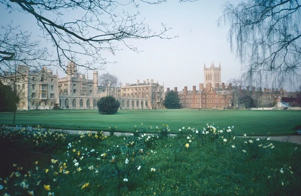 What's the difference between going to an Oxbridge uni and a normal uni in UK? Answer by Michael McEllin
