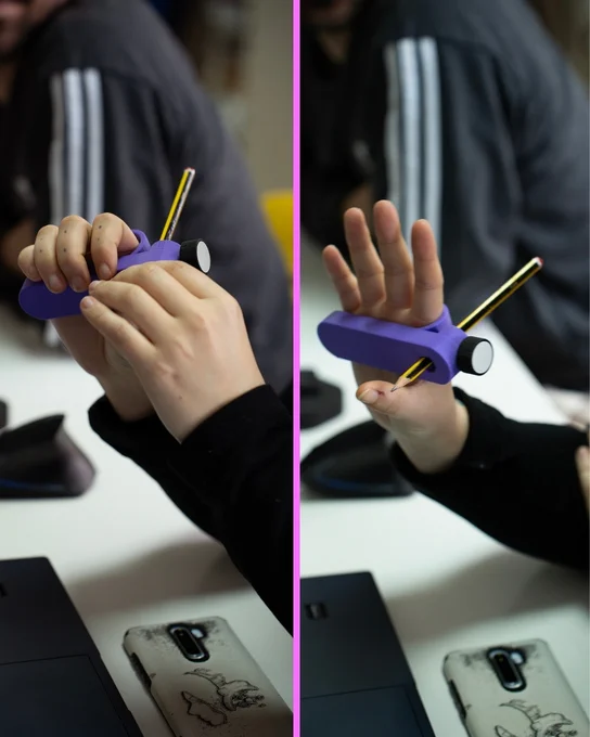Manos utilizando un dispositivo de apoyo impreso en 3D de color morado que sujeta un lápiz, mostrado desde dos ángulos diferentes.