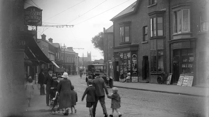 Motorists pedestrians and cyclists on Dublin's Donnybrook Road in 1926. Photo: National Library of Ireland