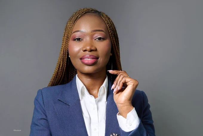 🅵 Avec She Leads, Rawbank s’inscrit dans plusieurs Objectifs de développement durable (ODD) du Pacte mondial des Nations unies liés à la diversité de genre et à l’égalité. À compétences égales, hommes et femmes peuvent exercer les mêmes fonctions, et leur complémentarité constitue un levier de croissance pour l’entreprise.

🅵 Avec Lady’s First, l’approche est complémentaire. Le programme favorise l’inclusion financière des femmes entrepreneuses grâce au crédit, à la formation et au réseautage. Il a aussi conduit au développement de produits financiers adaptés et contribue à élargir notre clientèle PME avec plus de 3 000 entrepreneuses accompagnées.