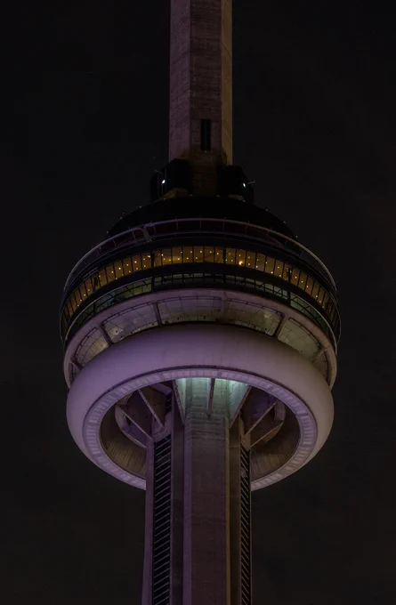 Closeup of the CN Tower at night with light dimmed / Gros plan sur la Tour CN de nuit, avec les lumières tamisées