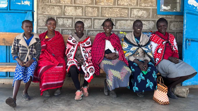 A group of adolescent girls relax outside a health clinic in rural Kenya, 2023. © Nansia Constantinou/Global Financing Facility