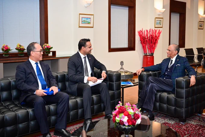 [from left to right: Mr John Chung, Managing Partner of KPMG Mauritius and LSE alumnus; Professor Tarun Khaitan; Prime Minister of Mauritius Mr Navin Ramgoolam, also an LSE alumnus]