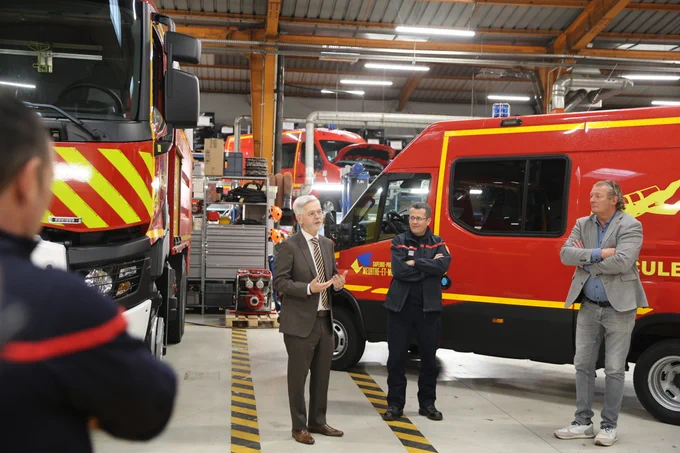 Remise des clés de trois camions citerne grande capacité (CCGC) et d’un véhicule plongeurs au profit du SDIS