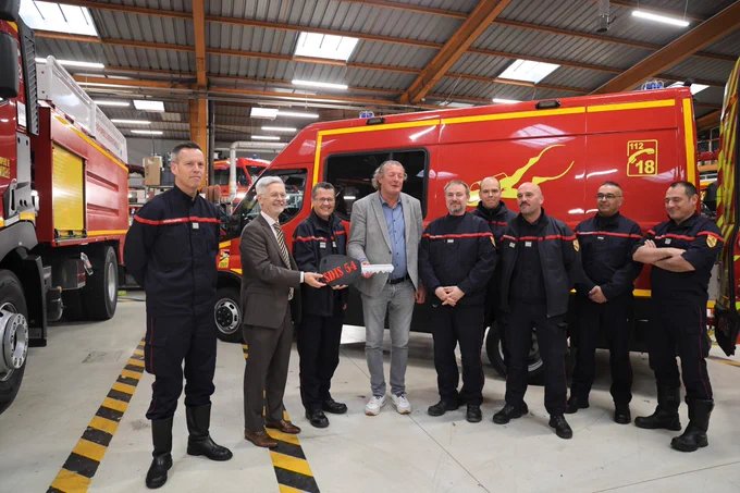 Remise des clés de trois camions citerne grande capacité (CCGC) et d’un véhicule plongeurs au profit du SDIS