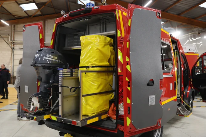 Remise des clés de trois camions citerne grande capacité (CCGC) et d’un véhicule plongeurs au profit du SDIS